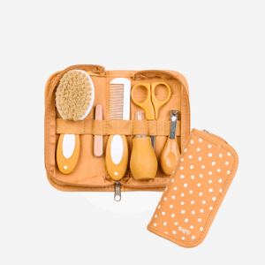 09459-mostaza.png 39459-Neceser de Aseo para bebé mostaza Saro